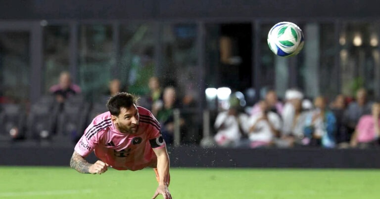 উড়ন্ত হেডসহ মেসির জোড়া গোলে জিতল মায়ামি