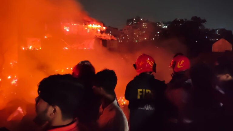 সাড়ে ৫ ঘণ্টা পর কড়াইল বস্তির আগুন নিয়ন্ত্রণে