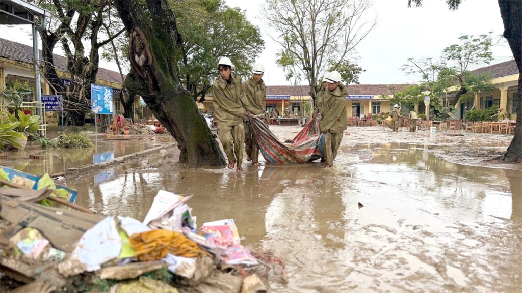 থাইল্যান্ডে ভয়াবহ বন্যা, ১৩ জনের প্রাণহানি
