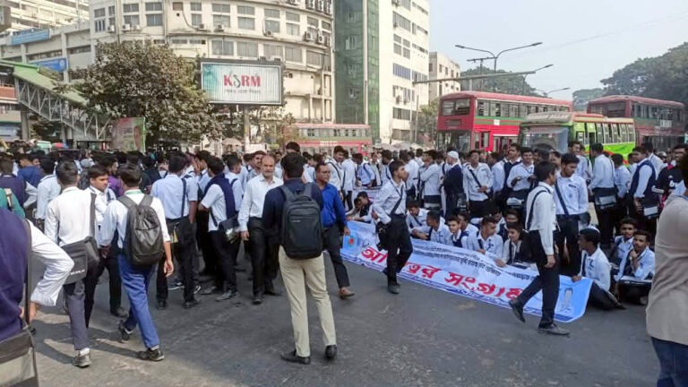 ৫ কলেজের শিক্ষার্থীদের শাহবাগ অবরোধ