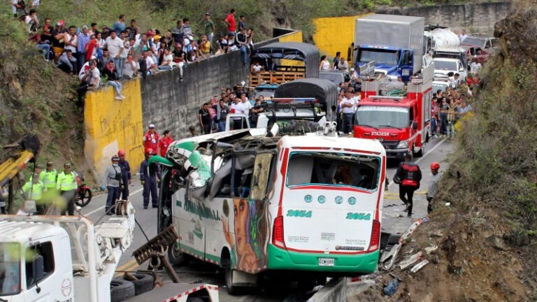 কলম্বিয়ায় স্কুলবাস খাদে পড়ে নিহত ১৭