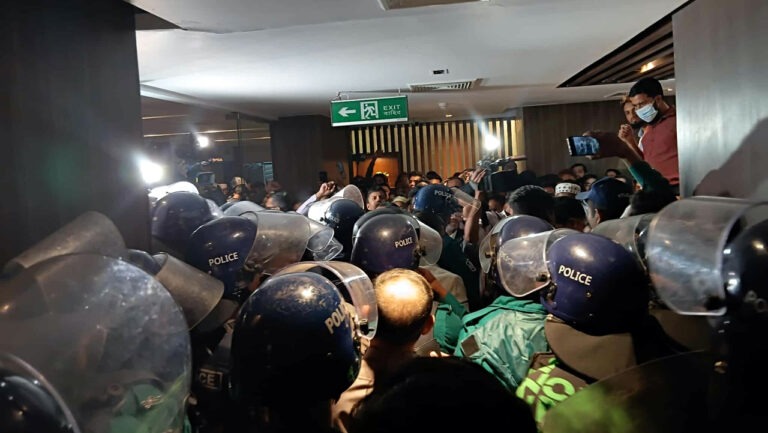 টানা ৬ ঘণ্টা সচিবালয়ে অবরুদ্ধ অর্থ উপদেষ্টা