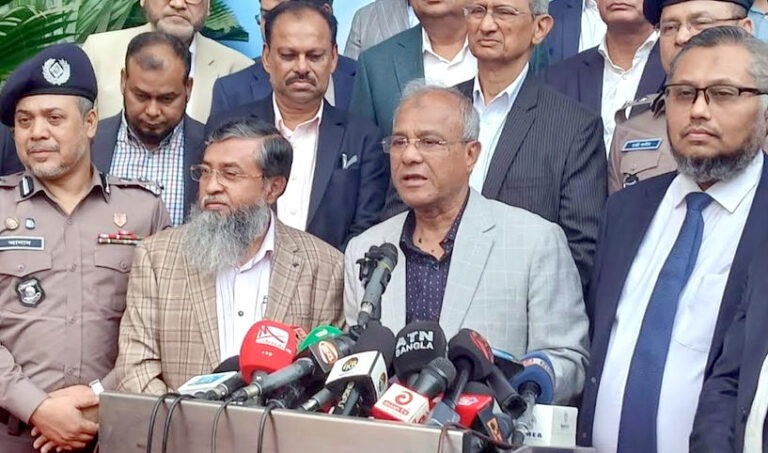 আইনশৃঙ্খলা বাহিনীকে সততা ও পেশাদারিত্ব বজায় রাখতে হবে : স্বরাষ্ট্র উপদেষ্টা