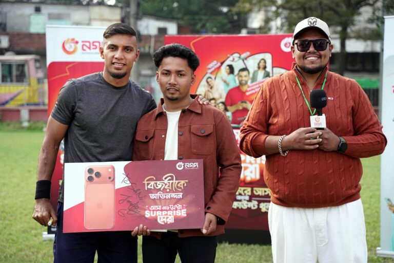 জামাল ভূঁইয়ার কাছ থেকে আইফোন উপহার নিলেন বরিশালের সানি বেপারী