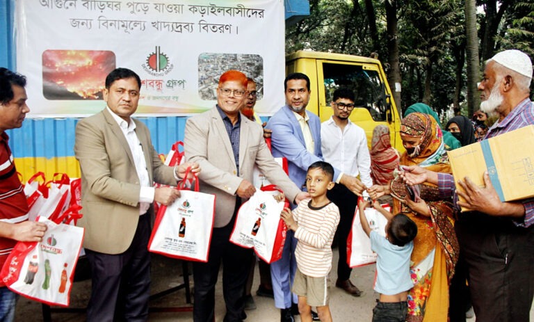 আগুনে পুড়ে যাওয়া কড়াইলবাসীদের পাশে দাড়ালো দেশবন্ধু গ্রুপ