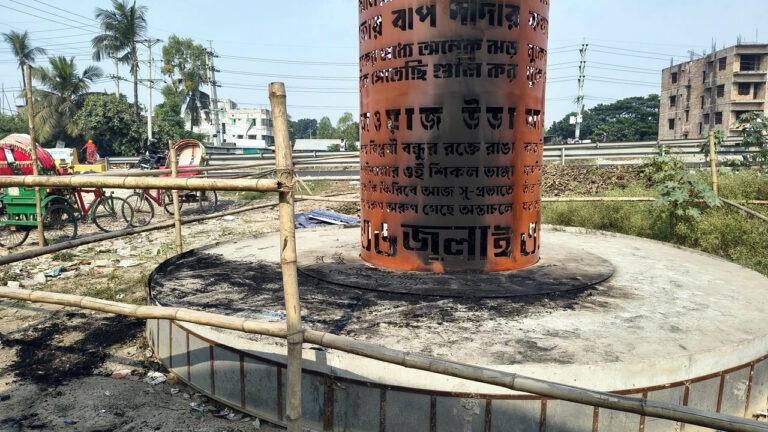 দুর্বৃত্তদের আগুনে পুড়লো মানিকগঞ্জের জুলাই স্মৃতিস্তম্ভ