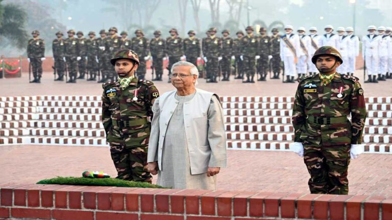 বিজয় দিবসে বীর শহীদদের প্রতি শ্রদ্ধা জানালেন প্রধান উপদেষ্টা