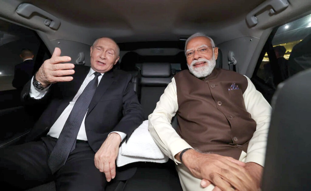 দিল্লিতে পা রাখলেন পুতিন, রাজকীয় অভ্যর্থনায় স্বাগত জানালেন মোদি