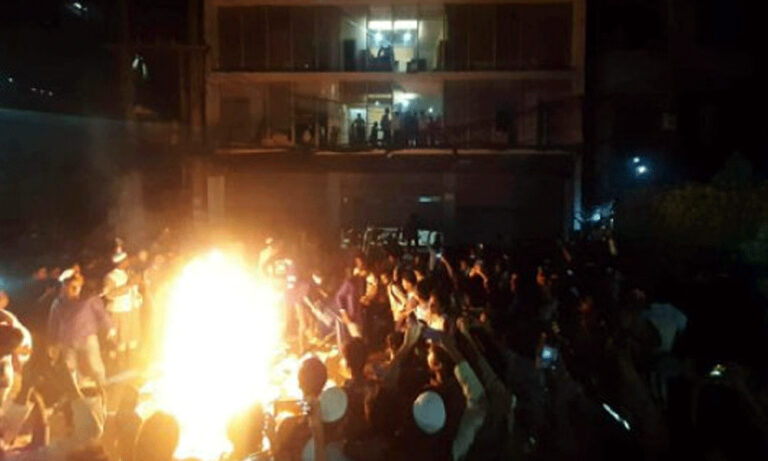 প্রথম আলো কার্যালয়ে ব্যাপক হামলা-ভাঙচুর ও আগুন