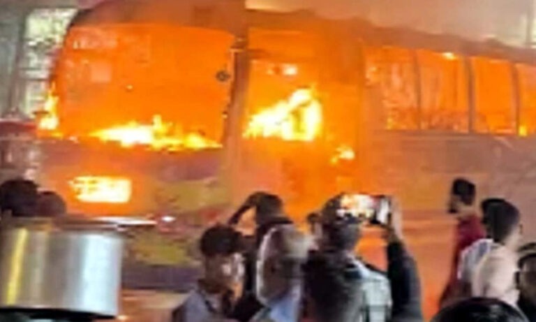 বাড্ডায় যাত্রীবাহী বাসে আগুন