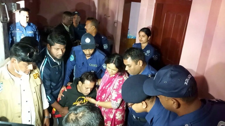 নিজ বাড়িতে মুক্তিযোদ্ধা ও তার স্ত্রীকে হত্যা