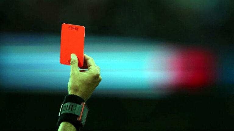 খেলা শুরুর আগেই দেখতে হলো লাল কার্ড