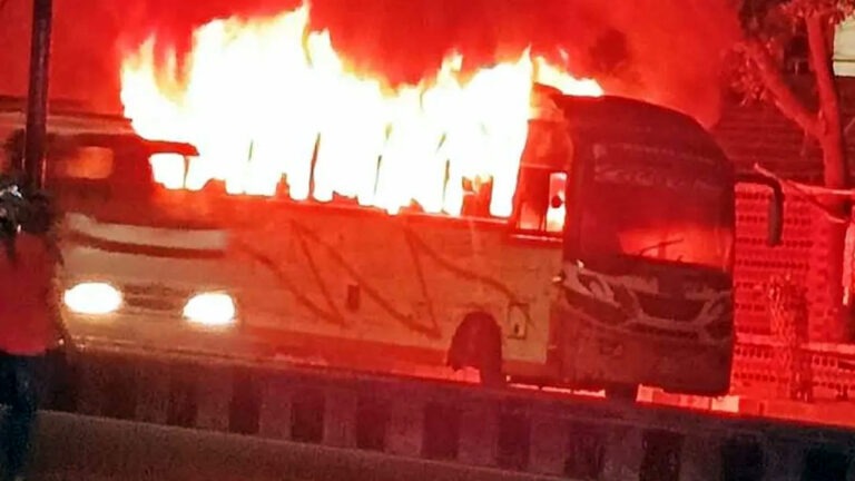 বাড্ডায় চলন্ত বাসে আগুন