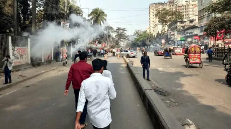 ঢাকা কলেজ-আইডিয়াল কলেজ শিক্ষার্থীদের ফের সংঘর্ষ, টিয়ারশেল নিক্ষেপ