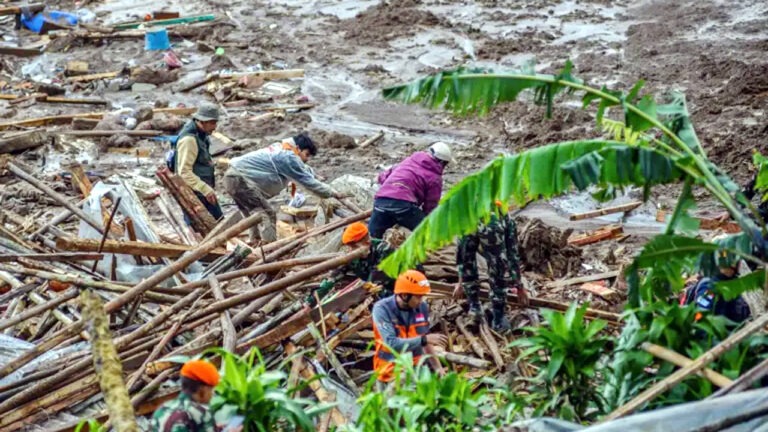 ইন্দোনেশিয়ায় ভূমিধসে মৃত ১০, নিখোঁজ ৮০