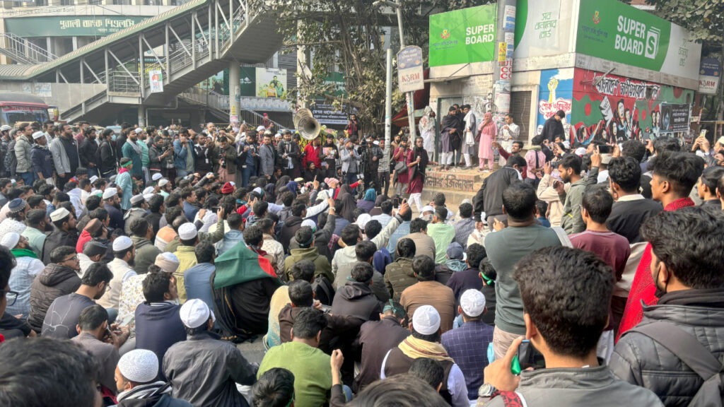 ফের শাহবাগে অবস্থান নিয়েছে ইনকিলাব মঞ্চ