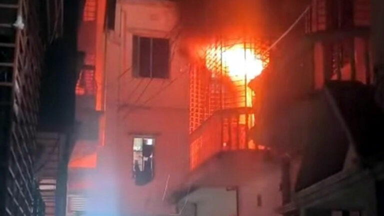 আগুনে জাবির দুই শিক্ষার্থীসহ দগ্ধ ৪