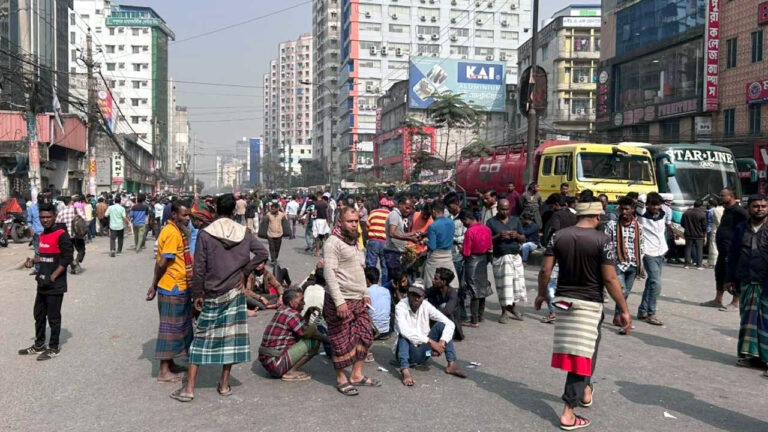 বাড্ডায় সড়ক অবরোধ: কুড়িল-রামপুরা রুটে যান চলাচল বন্ধ