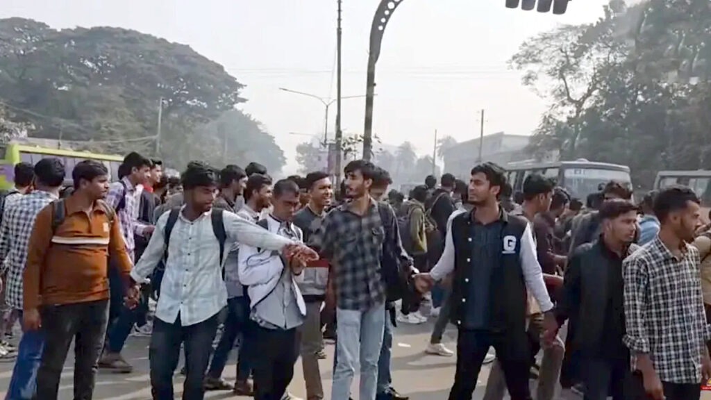 ঢাকার তিন স্থানে শিক্ষার্থীদের অবরোধ, তীব্র যানজট