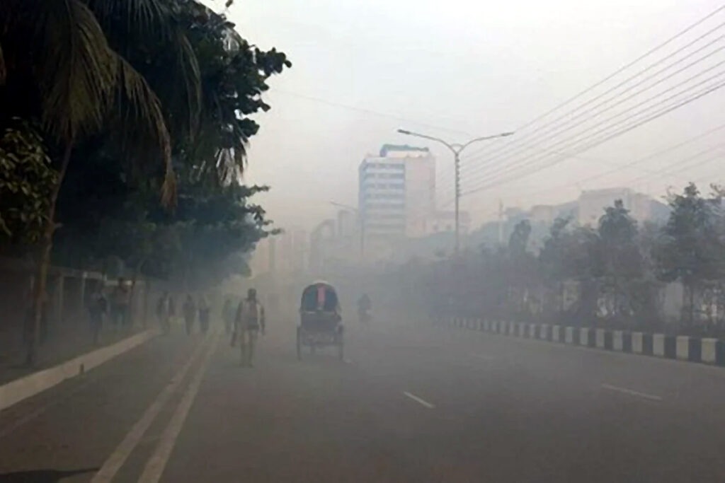 কুয়াশার চাদরে ঢাকা রাজধানী, শীতে বিপর্যস্ত জনজীবন