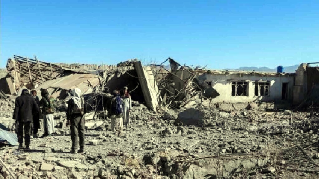 পাকিস্তানের বিমান হামলায় আফগানিস্তানে নিহত ৮০