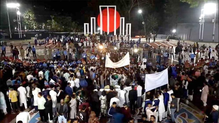 ভাষা শহীদদের প্রতি শ্রদ্ধা জানাতে শহীদ মিনারে মানুষের ঢল