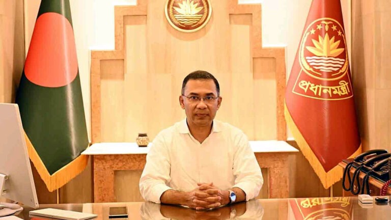 তেজগাঁও কার্যালয়ে অফিস শুরু করলেন প্রধানমন্ত্রী