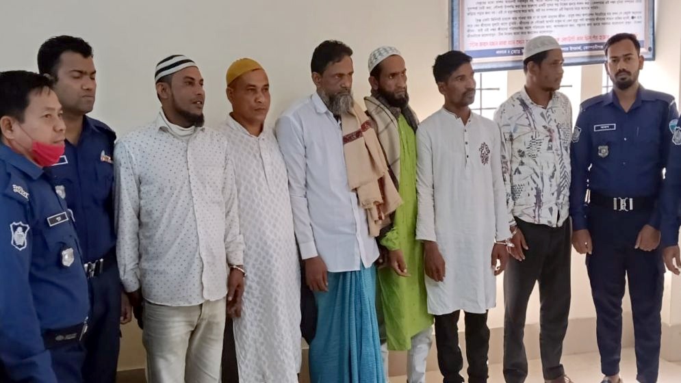 শহীদ মিনারে ফুল দিতে গিয়ে আ. লীগের ৬ কর্মী আটক