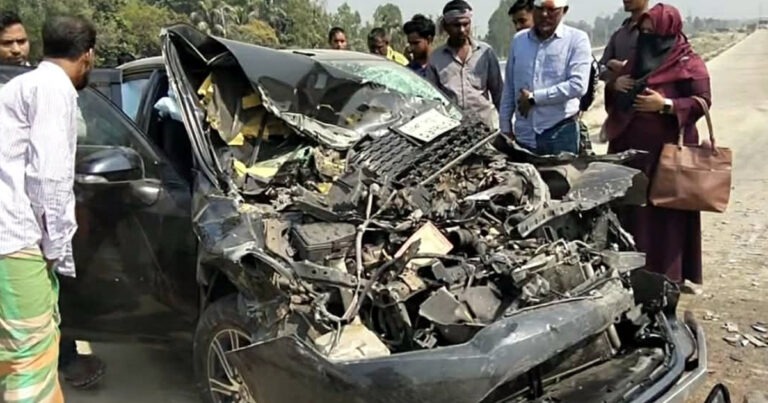 টাঙ্গাইলে প্রাইভেট কার-ভ্যান সংঘর্ষে প্রাণ গেল দুইজনের