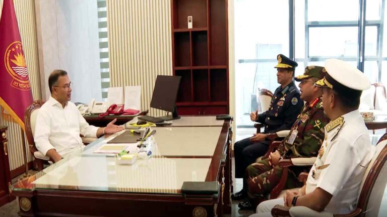 সচিবালয়ে প্রধানমন্ত্রী ও তিন বাহিনীর প্রধানদের বৈঠক