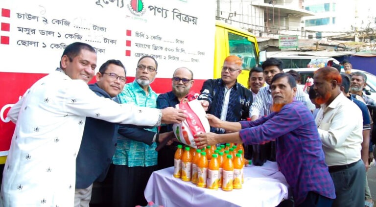 রমজানে সাশ্রয়ী মূল্যে পণ্য বিক্রি করছে দেশবন্ধু গ্রুপ