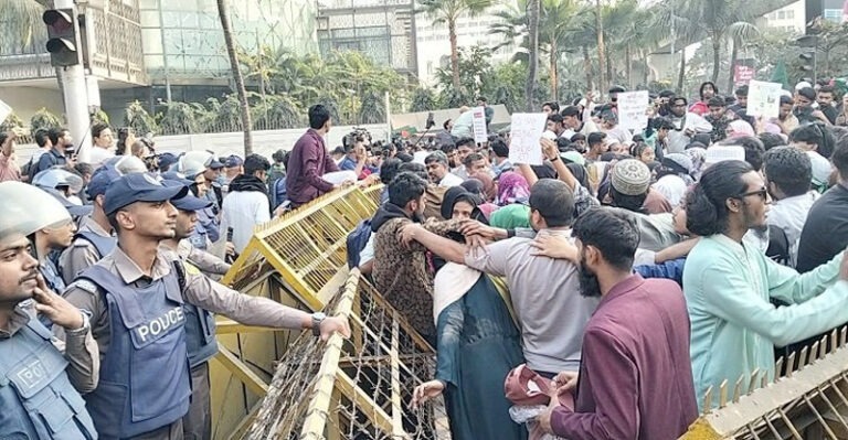 অন্তর্বর্তী সরকারের বিবৃতি: যমুনার সামনে বিক্ষোভে আইনশৃঙ্খলা বাহিনী কোনো গুলি ছোঁড়েনি