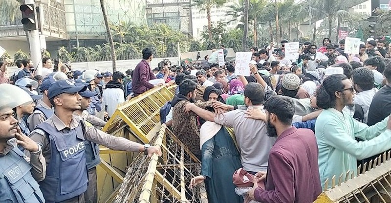 অন্তর্বর্তী সরকারের বিবৃতি: যমুনার সামনে বিক্ষোভে আইনশৃঙ্খলা বাহিনী কোনো গুলি ছোঁড়েনি