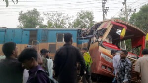কুমিল্লায় যাত্রীবাহী বাসে ট্রেনের ধাক্কা, নিহত ১২