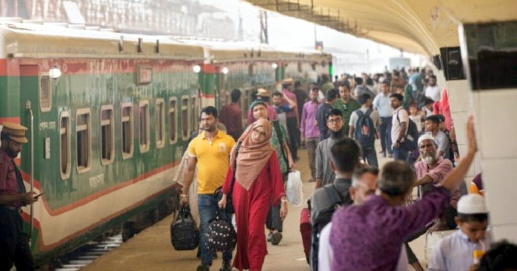 ঈদের দ্বিতীয় দিনেও ঢাকা ছাড়ছেন মানুষ