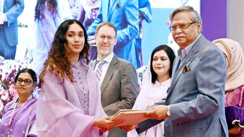 দাদী খালেদা জিয়ার পক্ষে অদম্য নারীর পুরস্কার নিলেন জাইমা রহমান