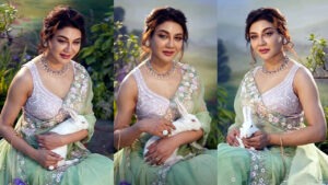 খরগোশের সঙ্গে খুনসুটিতে মেতেছেন জয়া