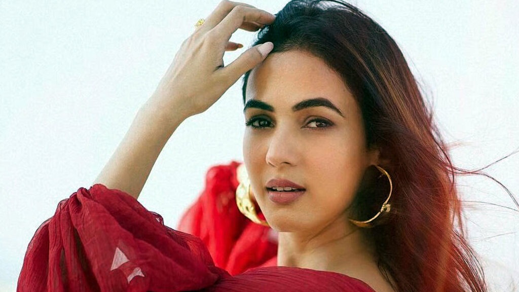 দুবাইয়ে আটকা পড়ে মোদির সাহায্য চাইলেন অভিনেত্রী