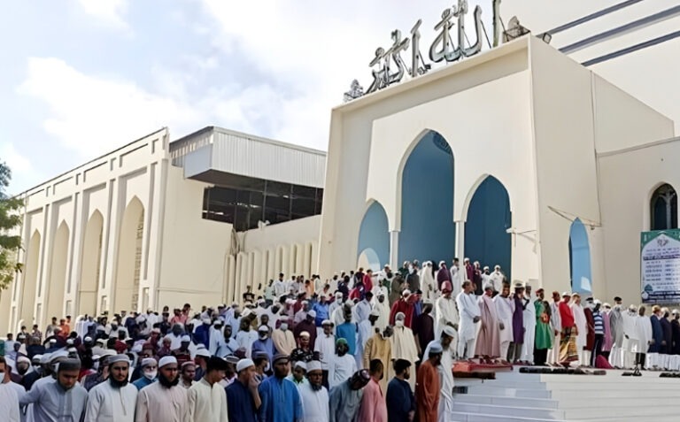 বৃষ্টি উপেক্ষা করেই মসজিদে মসজিদে মুসল্লিদের ঢল