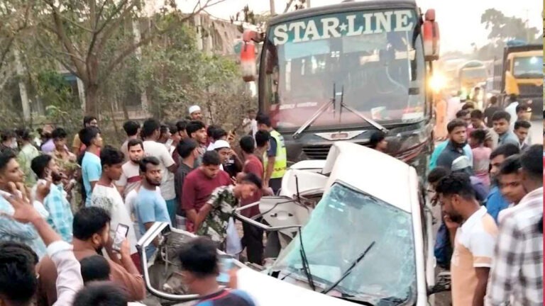 কুমিল্লায় বাস-প্রাইভেটকার সংঘর্ষে নিহত ৫