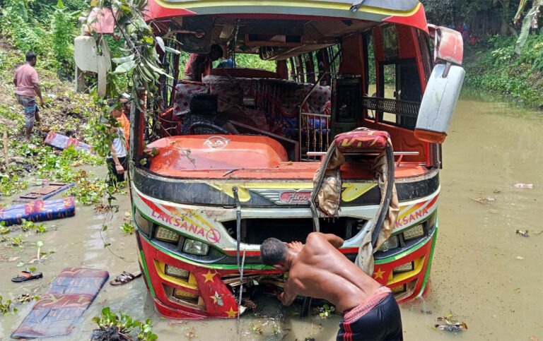 কুষ্টিয়ায় বাস-ট্রাক সংঘর্ষে নিহত ৩