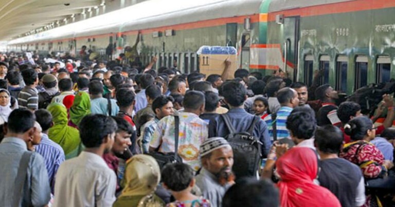 কমলাপুর রেলস্টেশনে ঘরমুখো মানুষের ঢল