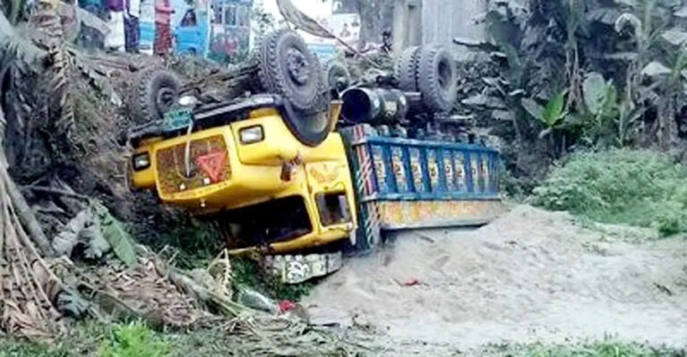 ডোমারে বালুভর্তি ট্রাক উল্টে ২ জন নিহত