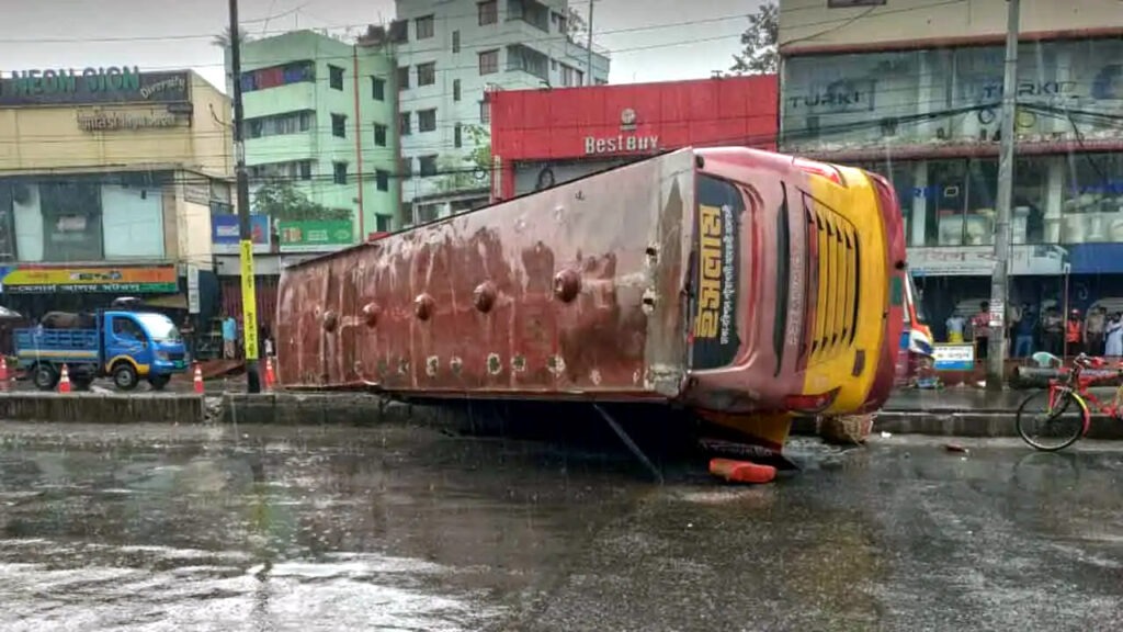 ইসলাম পরিবহনের বাস রোড ডিভাইডার ভেঙে আকাশ বাসে ধাক্কা, ৪ যাত্রী নিহত