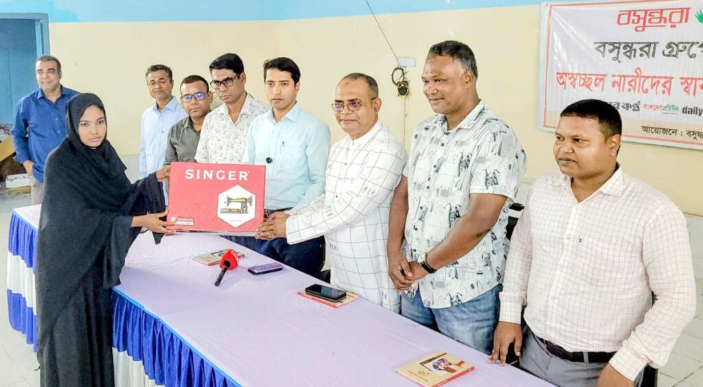 বসুন্ধরা শুভসংঘের উদ্যোগে বগুড়ায় সেলাই মেশিন বিতরণ