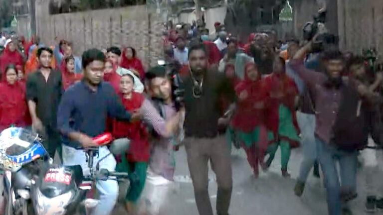 সাংবাদিকদের ওপর আদ-দ্বীন হাসপাতাল কর্মীদের হামলা