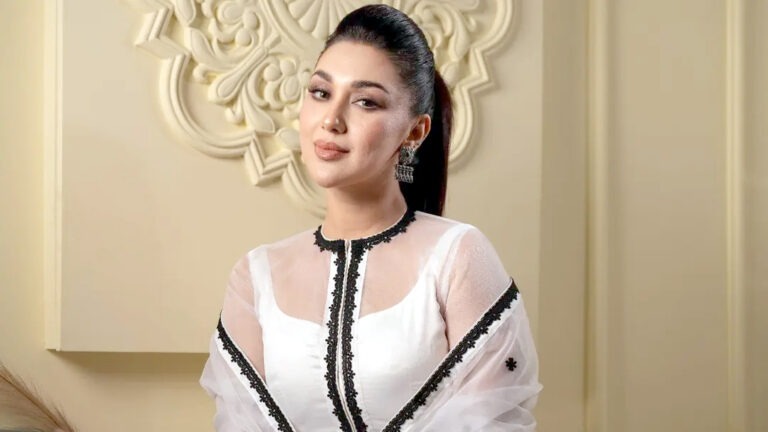 সাদা পোশাকে মুগ্ধতা ছড়ালেন অপু বিশ্বাস