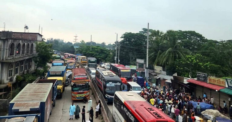 ঢাকা-চট্টগ্রাম মহাসড়কে ১৫ কিলোমিটার যানজট