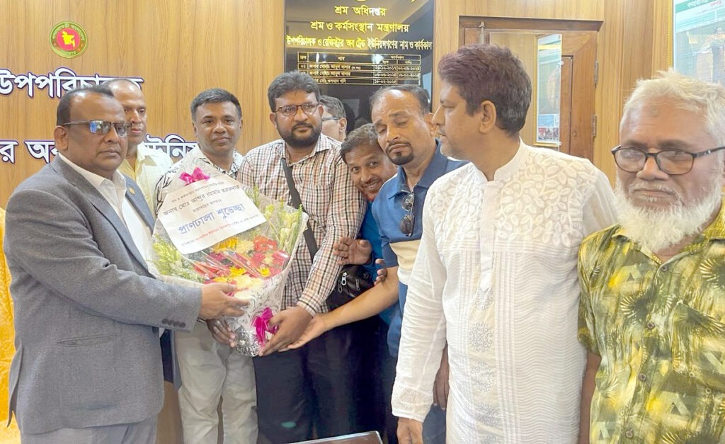 শ্রম সচিব আব্দুর রহমান তরফদারকে ফুলেল শুভেচ্ছা জানাল সাংবাদিক ইউনিয়ন দিনাজপুর