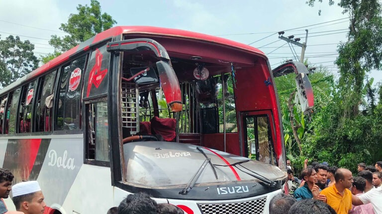 গোপালগঞ্জে বাস-মোটরসাইকেল সংঘর্ষে নিহত ৫